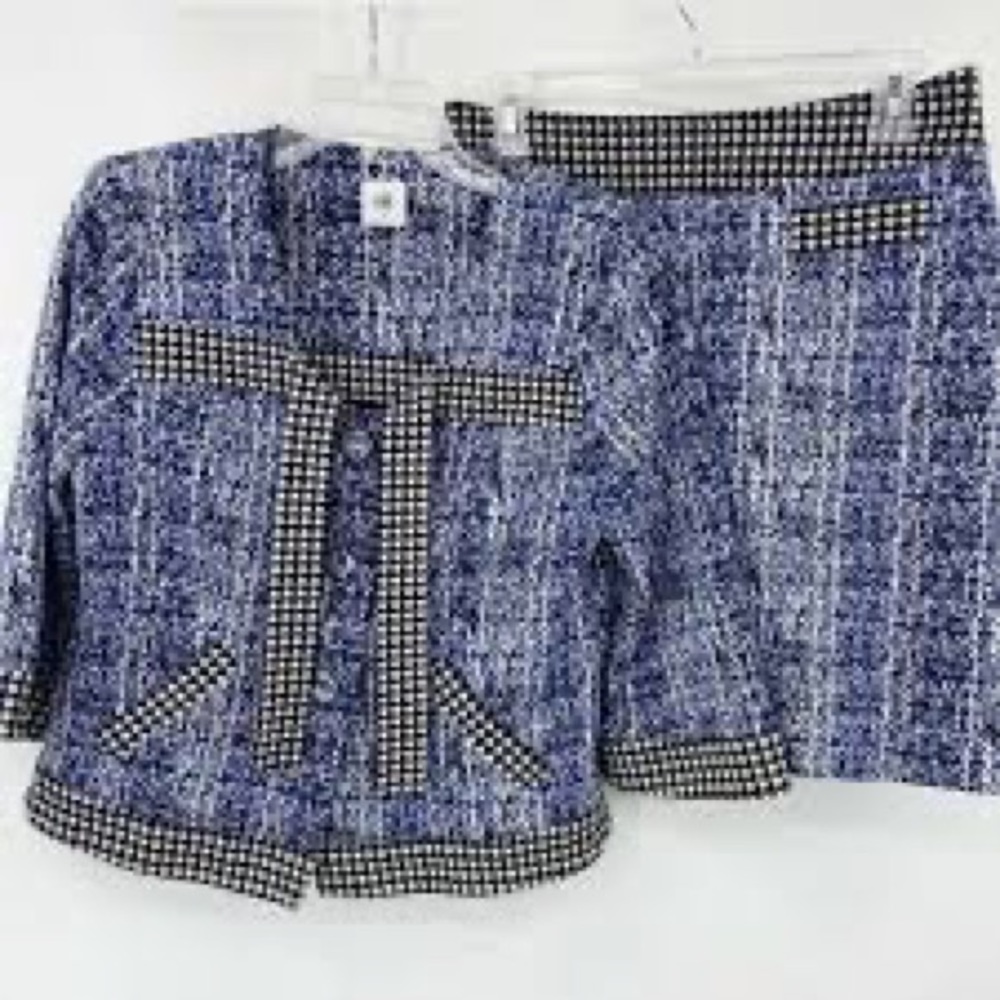 Actually a suit, 2 pieces. Size small jacket and size 6 skirt. Cabi .